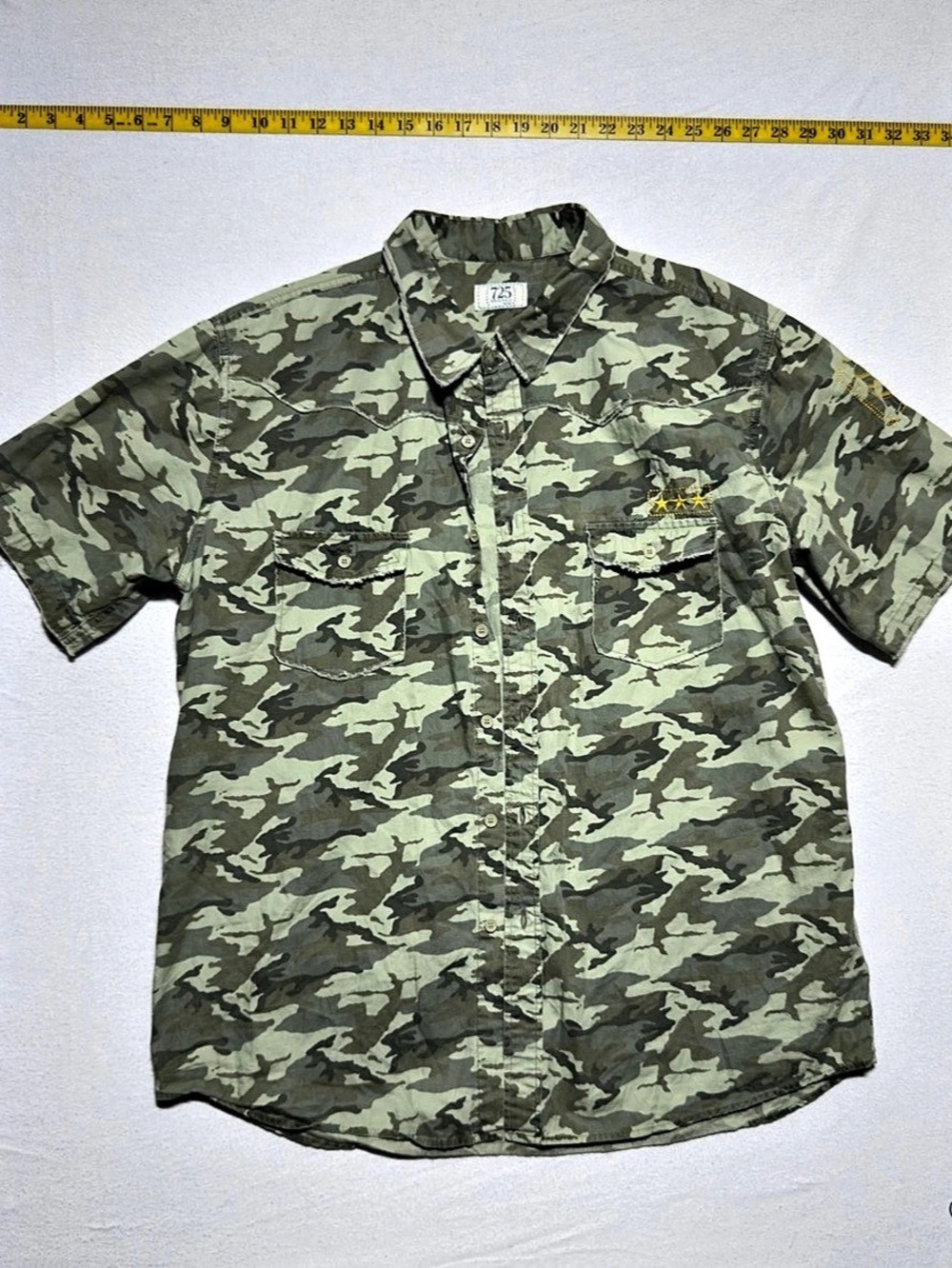 725 Originals 2000s Men's Camo Short Sleeve Shirt Size Large